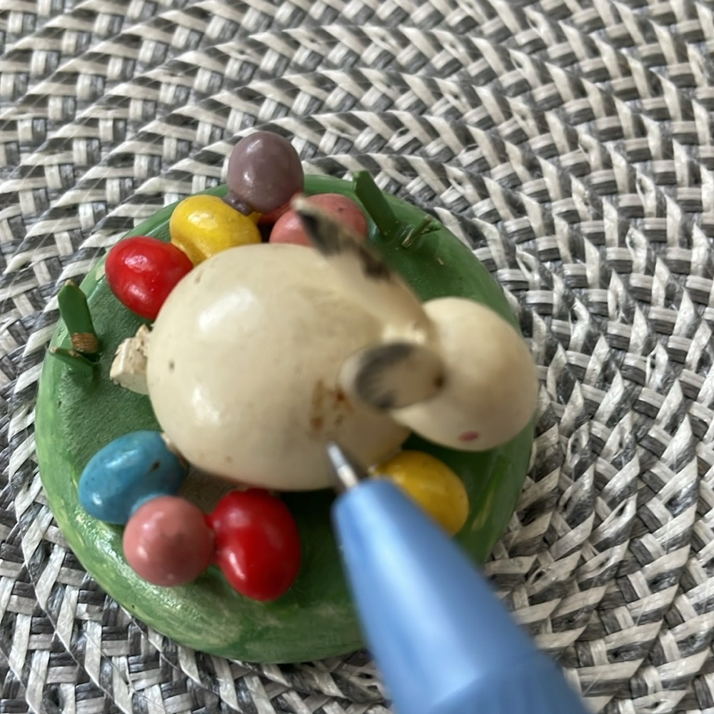 Mid-century Erzgebridge Bunny Sourrounded by Easter Eggs - Picture 3 of 3